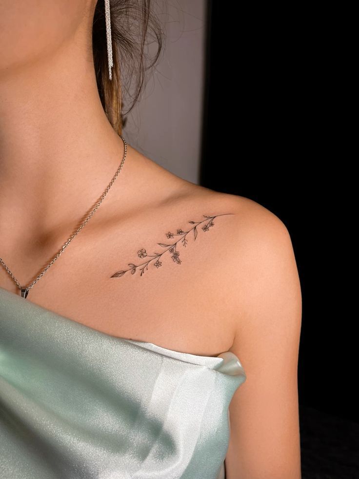 collarbone tattoos are quite popular now (right… collarbone tattoos are quite popular now (right…
